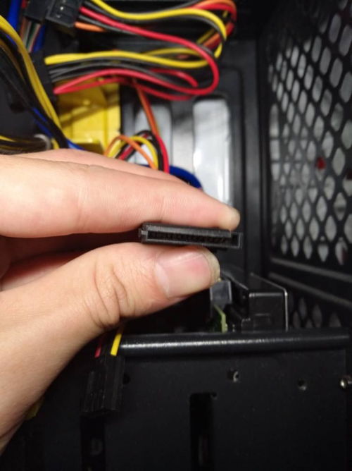 如何在已安裝固態(tài)硬盤的電腦上正確安裝機械硬盤